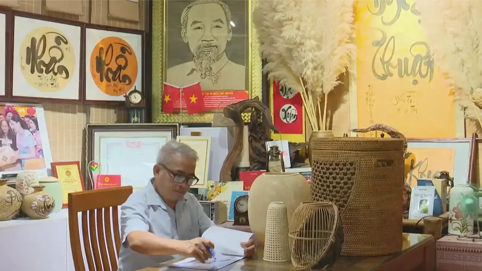 Người giữ hồn mây tre Việt